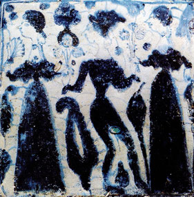 Azulejos góticos, del siglo XIV o XV. Que especifican la lucha de uno de los Centelles contra un Dragón y un joven ofreciendo ramos de flores a dos damas.