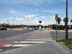 El Pont Nou d' Octubre en Valencia, es de alto riesgo para los viandantes.  