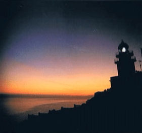 El faro del Cap de Sant Antoni se eleva sobre los acantilados del cabo del mismo nombre, en Jávea, alcanzando una altura total de 175 metros sobre el nivel.