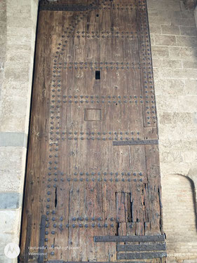 Puerta de madera de la torre de Serranos de Valencia