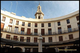 Diseño: La plaza es circular, rodeada por edificios que forman un anillo perfecto con pequeños comercios en sus bajos y viviendas en los pisos superiores.