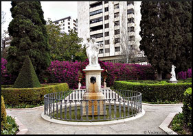 Fuente de los enamorados  "Dafnis y Cloe" en el  Jardín de Monforte en Valencia.