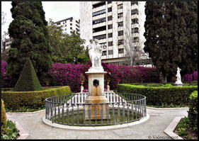 Fuente de los enamorados  "Dafnis y Cloe" en el  Jardín de Monforte de Valencia.