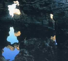Cova del Gamell: Menos conocida pero geológicamente interesante, presenta formas afiladas de piedra caliza conocidas como lapiaz, producto de la erosión hídrica superficial.