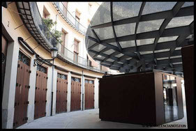 Pasillo del interior de  la Plaza Redonda de Valencia.