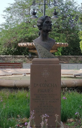 Concha Piquer (1906–1990) fue una legendaria cantante y actriz española, reconocida como la figura más relevante de la copla y la "reina de la canción española".