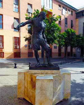 La estatua  se llama oficialmente "El Saque" (o "Monumento al Saque") y se encuentra en la plaza de Nápoles y Sicilia de Valencia.realizada por el escultor valenciano Ignacio Pinazo Martínez en 1915.  