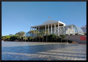El Jardín del río Turia de Valencia tiene una extensión de 9 kilómetros y tiene tres secciones diferenciadas, qu empieza en la Ciudad de las Artes y las Ciencias y  termina en el Parque de Cabecera.