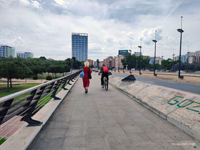 El riesgo para los peatones en el puente Nou d'Octubre en Valencia es un hecho, que he podido comprobar yo mismo en mi persona. Y parece que al consistorio valenciano la seguridad de sus conciudadanos.