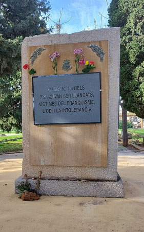 En el Cementerio General de Valencia existen varios monumentos relacionados con la Guerra Civil y la represión franquista, incluyendo monolitos y panteones que recuerdan tanto a víctimas republicanas (a menudo en fosas comunes) a los franquistas.