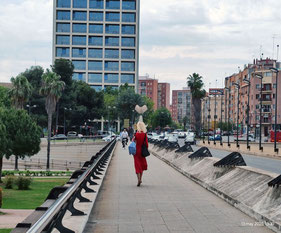 El Pont Nou d' Octubre en Valencia, es de alto riesgo para los viandantes, los incidentes entre unos y otros al ocupar el mismo espacio son habituales. 