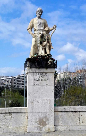  La fiesta, declarada Patrimonio de la Humanidad, se celebra del 1 al 19 de marzo con monumentos satíricos (ninots), música, pólvora (Mascletá) y eventos como la Ofrenda de Flores a la Virgen de los Desamparados, culminando con la cremá de las fallas.