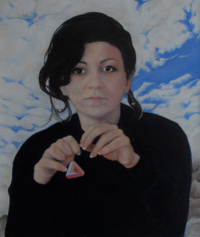 Manuela, Tochter des Künstlers vor einem Wolkenhimmeö