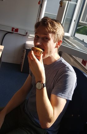 Foto der Schüssel mit fünf Muffins und mit Frischhaltefolie abgedeckt.