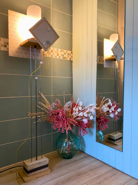 Lampadaire avec socle en béton dans les teintes de beige et marron. Un luminaire contemporain d'artisanat d'art par Isabelle Lachat Créations à Rumilly à proximité d'Annecy en Haute Savoie.