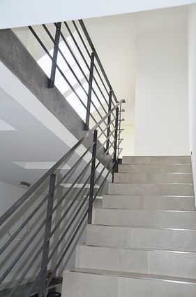 Vom Einfamilienhaus zum Wohnhaus mit Praxis-Treppe mit Stahlgeländer