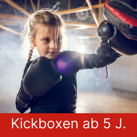 Kinder beim Kickboxen-Training, die spielerisch ihre Techniken verbessern und dabei Selbstbewusstsein und Disziplin entwickeln.
