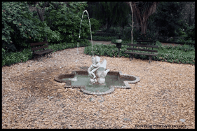 Preciosa fuente de un  niño subido a un cisne en el Jardín de Monforte en Valencia.