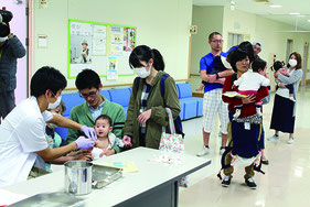 麻しん集団予防接種が実施された=7日、健康福祉センター