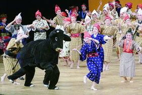 芸能祭は全出演者によるモーヤーで締めくくられた=26日午後、市民会館