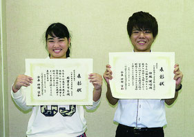八商工定時制3年の仲地君が善行賞、新里さんが優秀卒業生を受賞した=15日午後、同校