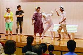 島くとぅばの大切さを伝える喜劇「あきじゃび公民館」が演じられた=7日午後、市健康福祉センター
