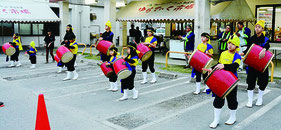 7周年祭を子どもエイサーで祝った=7日午前、ゆらてぃく市場