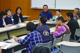石垣市相談協力員研修会が開かれ、協力員らが意見交換した=16日、石垣市健康福祉センター