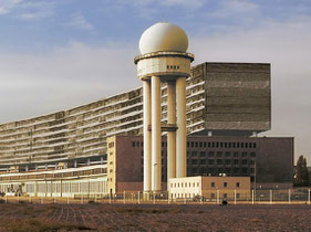 Günstiger bauen, ohne schlechter zu wohnen: eine Ideenskizze zum Flughafen Tempelhof in Berlin (Bikini Tempelhof 2015, Simulation: Cornelia Müller/The Dialogic City).