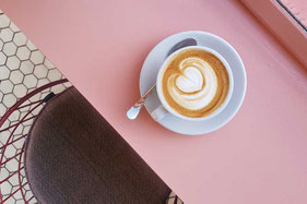 テーブルに置かれたコーヒー