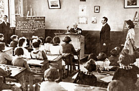 Photo de classe d'écoliers, le Maréchal au bureau, les enseignants debouts 