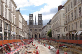 Deuxième ligne d'Orléans en construction rue Jeanne d'Arc (alimentation électrique au sol)