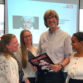 Der Chef der Tiroler Filmcommision Johannes Keck hat den Studierenden vom Bodensee Campus von seinen beruflichen Einsätzen zwischen Filmpremieren und Filmfestivals erzählt.