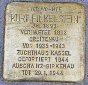 Der Stolperstein für Kurt Finkenstein in der Kathäuser Straße