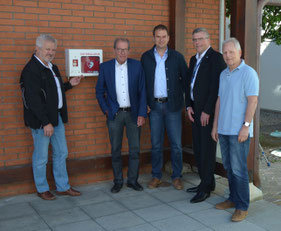 Bei der Übergabe (von links nach rechts): Klaus Zirell (Rotes Kreuz), Manfred C. Noppel und Oliver Preiser, Vorstände der Bürgerstiftung, Andreas Reinhardt (Chef der Stadtwerke Radolfzell, Walter Rottler (Stadtwerke).