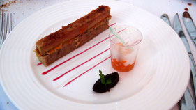 Gâteau de foie gras de canard mi-cuit, marmelade d'abricot, vinaigre de framboise
