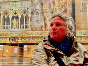 Hanni vor dem Monumental-Photo der Kathedrale