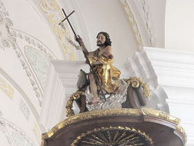 St. Sixtus-Kirche Schliersee: Der auferstandene Christus mit dem Kreuz als Zeichen des Friedens.