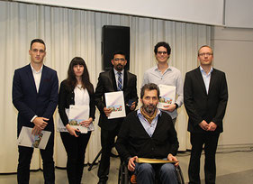Preis des Vereins der Absolventen (VdA) überreicht von Prof. Dr. Raphael Ruf (rechts) und Peter Bührle (vorne), 1. Vorsitzender des VdA an (von links): Fabio Miguel Da Costa Ferreira, Melek Efe, Syed Muhammad Ahmed Ghufran, Dennis Reimer.