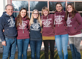Professor Dr. Axel Olaf Kern und die Studentinnen Lisa Bauer, Mandy Kleinmann, Stefanie Beck, Melissa Pfau und Sarah Sauter (von links) haben das Hoodie-Projekt an der Hochschule Ravensburg-Weingarten auf die Beine gestellt.