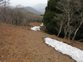 残雪の奥に武奈ヶ岳