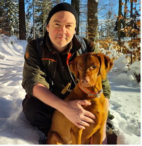 Christine Schragl mit ihren Hunden Bilbo und Saki