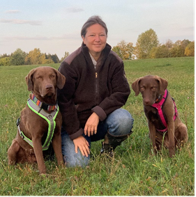 Christine Schragl mit ihren Hunden Bilbo und Saki