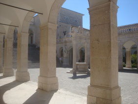 Monte-Cassino-klooster-plein-berg-heuvel-WW2-pelgrims-Italië