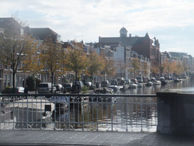 Leiden-brug-kanaal-gracht-Nederland