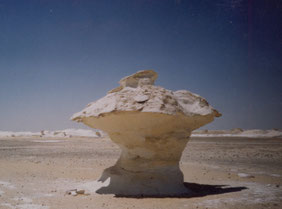 Dakhla-Mut-oase-woestijn-witte-rotsen-Egypte