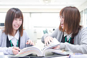 デスクワークの様子