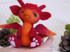 羊毛フェルト 赤のちびドラゴン「ざくろ」