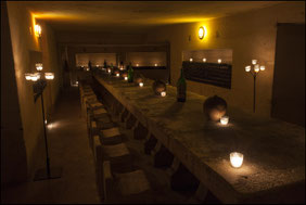 Dégustation dans une cave souterraine