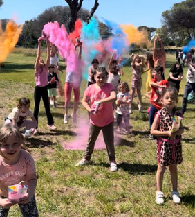 lancio colori festa holi bambini Roma